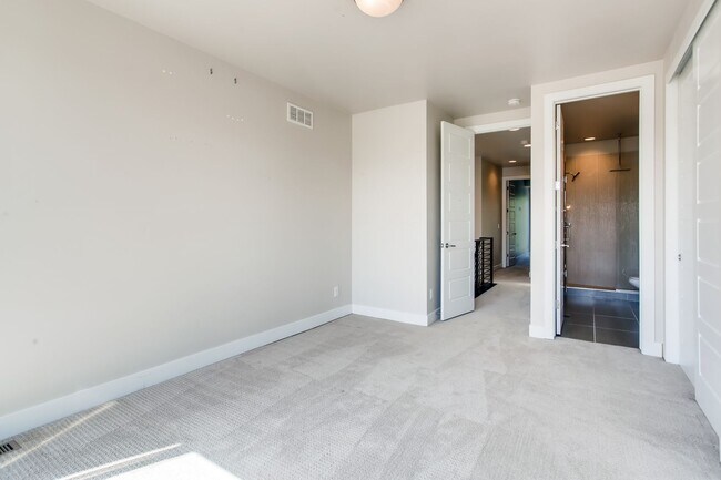 Foto del edificio - High Street Townhomes 3 bedroom unit with ...