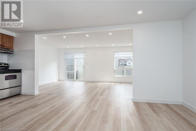Building Photo - 23 Dahlia St