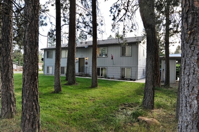 Building Photo - 2 bed 1 bath apartment (4plex building) lo...