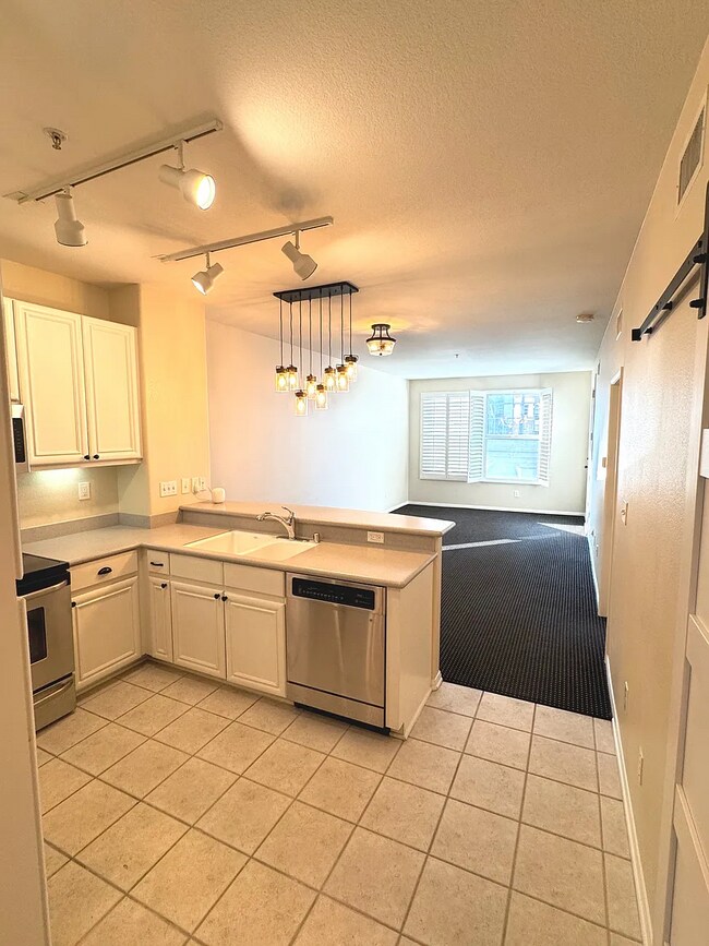 Foto del edificio - Stylish 2-Bed, 2-Bath Condo in the Heart o...