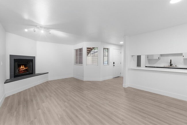 Building Photo - The Rosewood Apartments