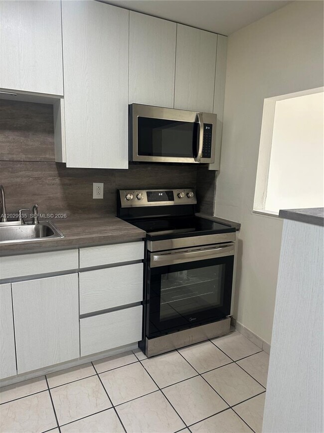 Foto del edificio - 1075 W 68th St