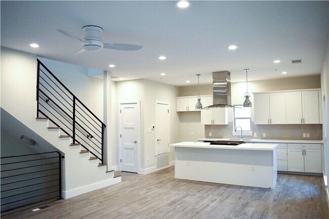 Foto del edificio - Modern Newer Townhome Across Frm UT