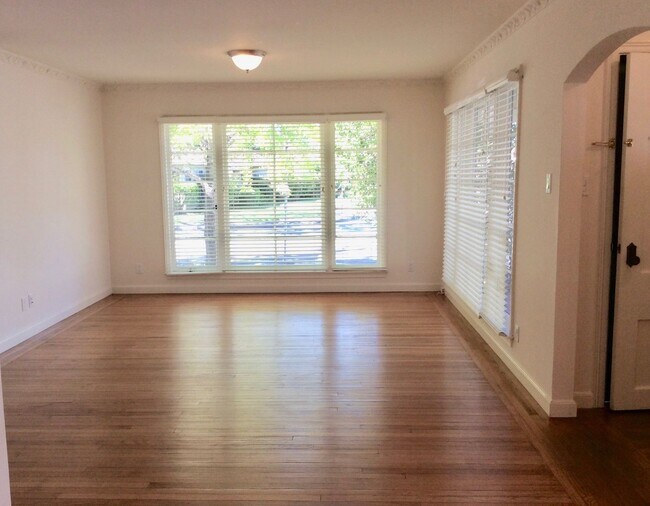 Building Photo - Lovely 2 Bedroom 1 Bathroom in the Proctor...