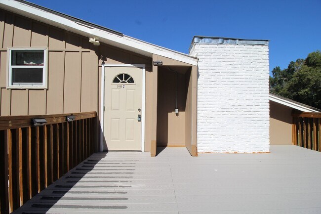 Building Photo - Upstairs 2 bedroom 1 bath apartment with f...