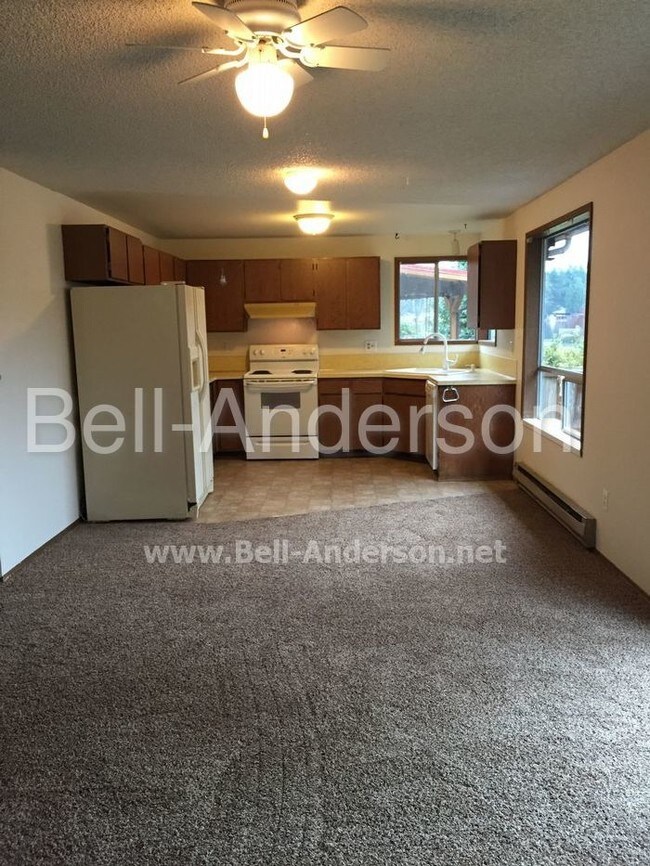 Building Photo - Rambler on Lake Sawyer Available NOW!