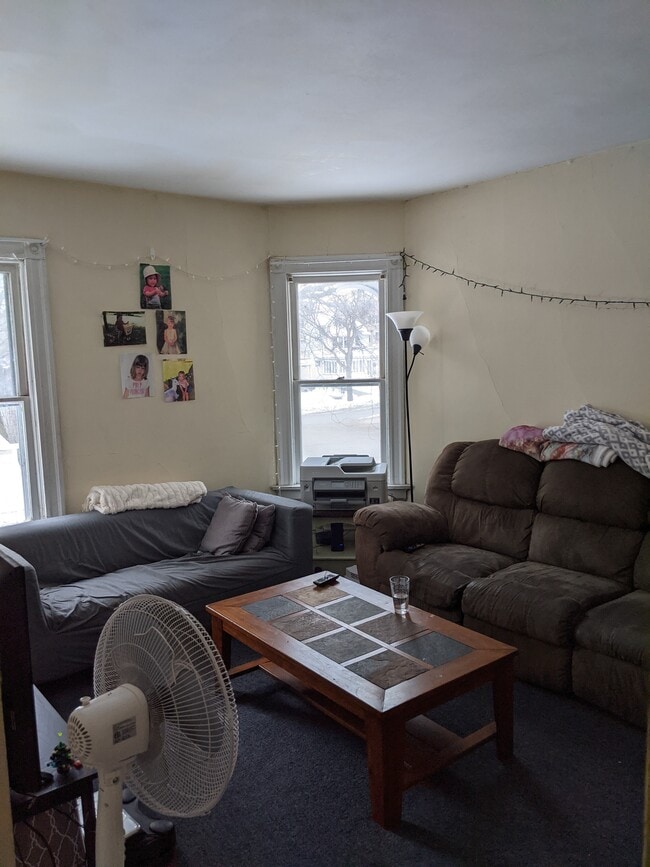 Building Photo - 1927 E Newberry Blvd