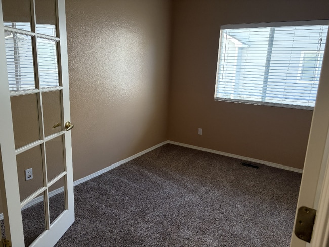 Foto del edificio - 1628 Lily Lake Dr