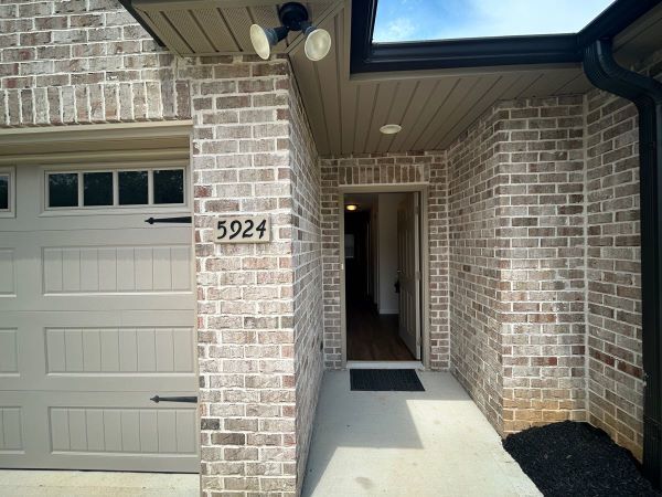 Building Photo - Single-Level 2-bd/2bath condo in desirable...