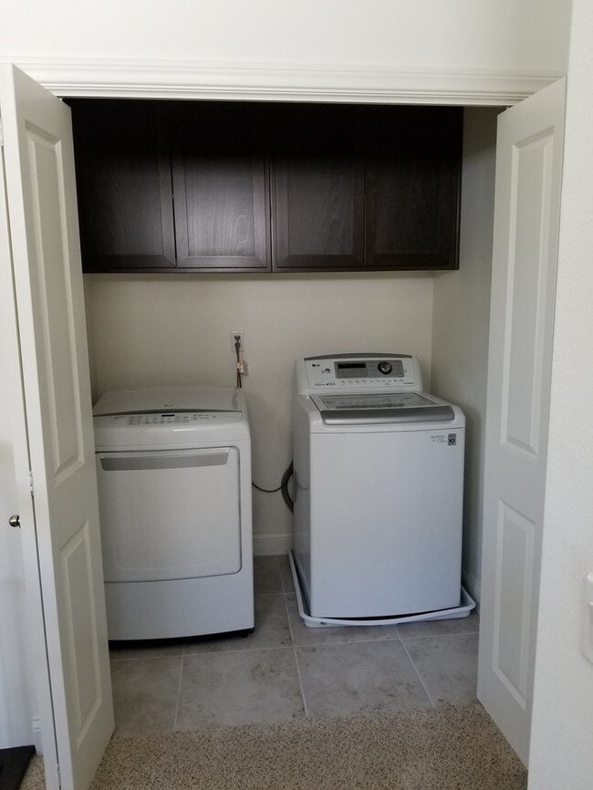 Building Photo - New Paso Townhouse 3 Bed / 2.5 Bath