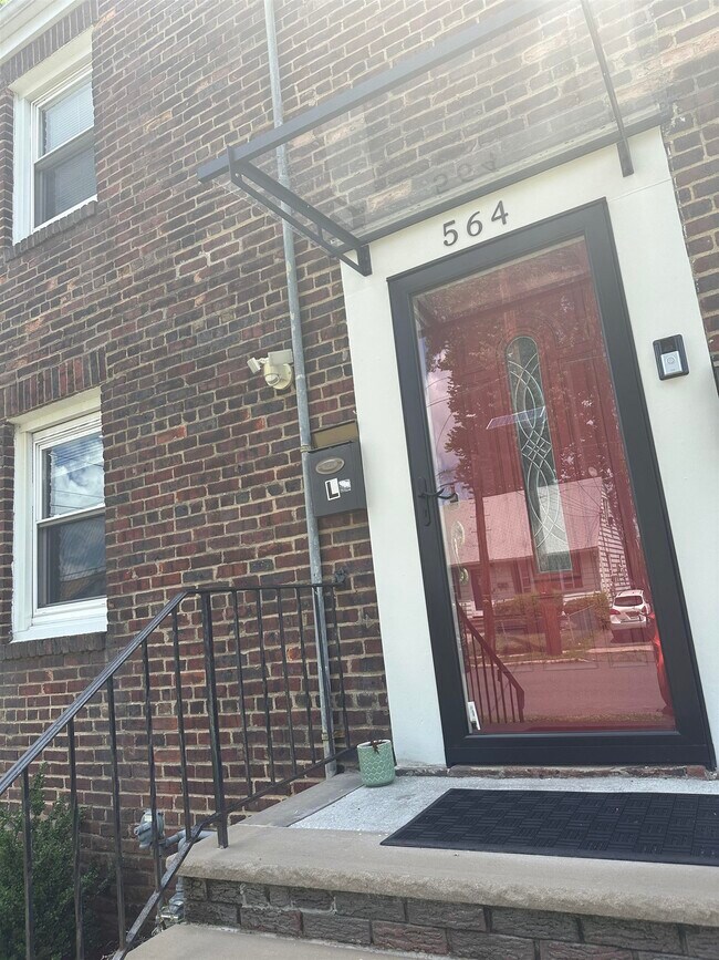 Building Photo - 564 Purce St