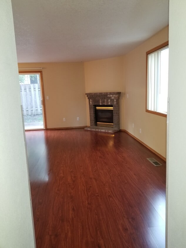 Living room - 3933 SW Pinewood Way