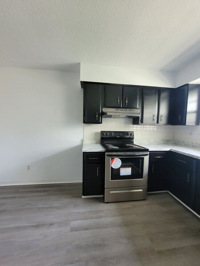 Building Photo - Come see this 2 bedroom 1 bathroom fully r...