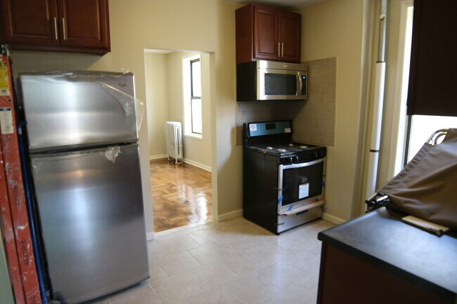 Building Photo - 558 Parkside Ave