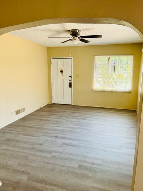 Foto del edificio - FOR RENT