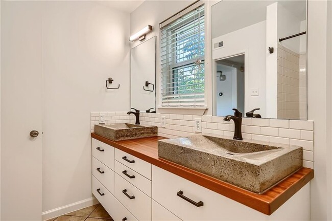 Building Photo - 743 E Oltorf St