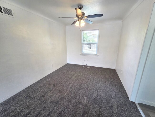 Building Photo - Updated 2 Bedroom 1 Bath Home