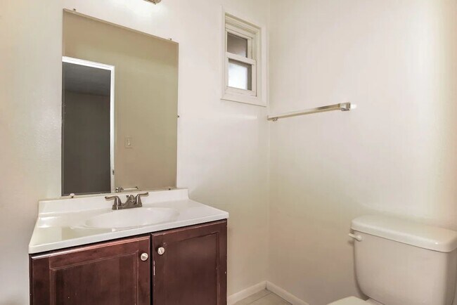 Foto del edificio - 10550 Densmore Ave