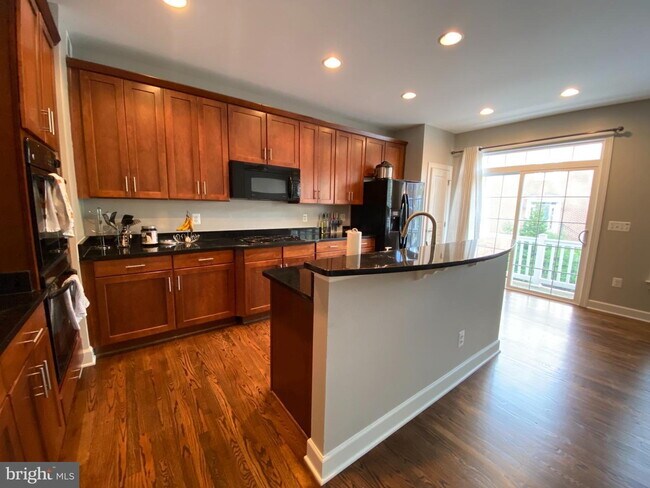 Foto del edificio - Bright & Spacious End-Unit Townhouse with Two-Car Garage!