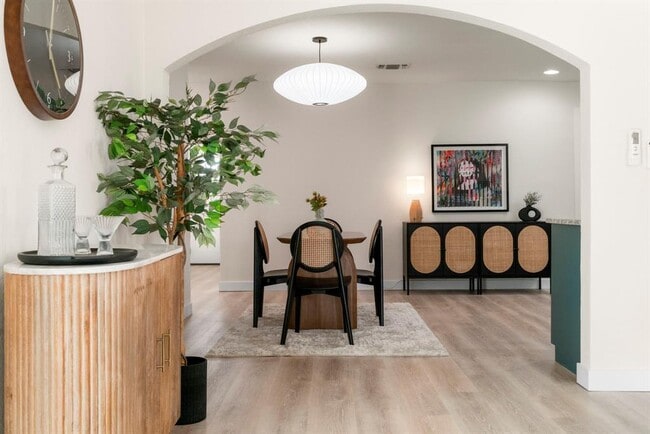 Foto del edificio - 5313 Wellington Dr