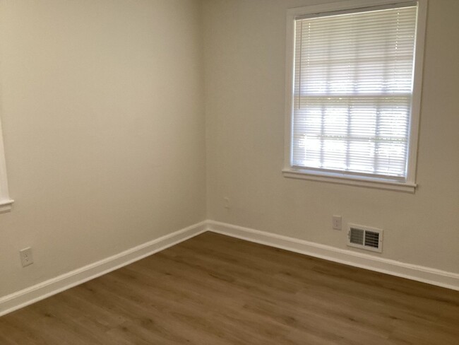Building Photo - Completely Renovated Property