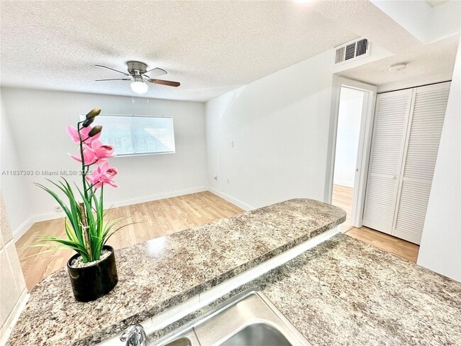Building Photo - 351 Palm Way