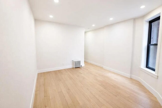 Building Photo - 204 W 96th St