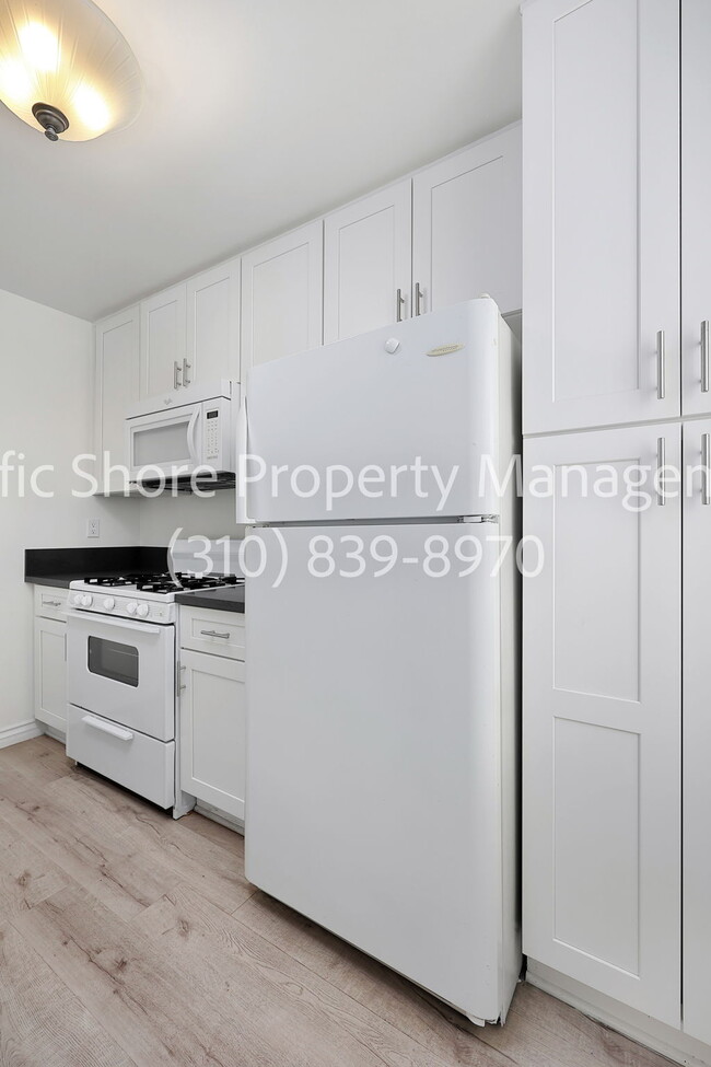 Building Photo - 868 N West Knoll Dr