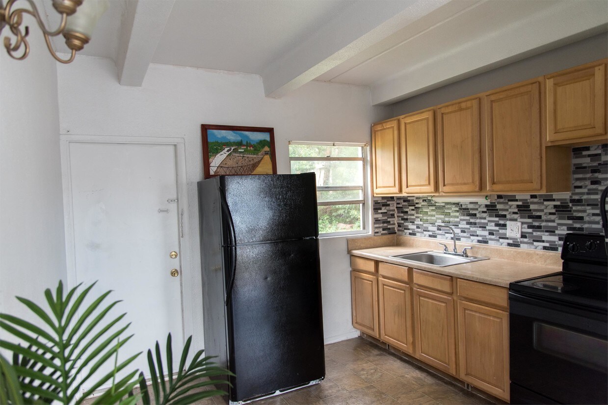 5261 Alhambra Dr Unit 1, Pine Hills, FL 32808 Room for Rent in Pine Hills, FL