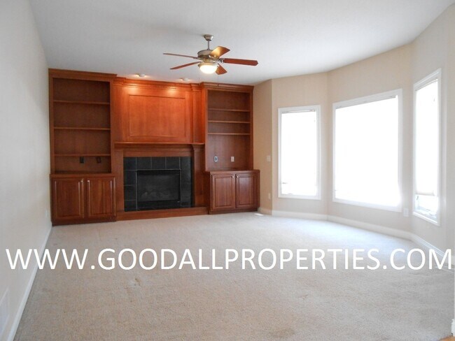 Foto del edificio - 4BR Urbandale Home with a 3-Car Garage, Deck & Fireplace