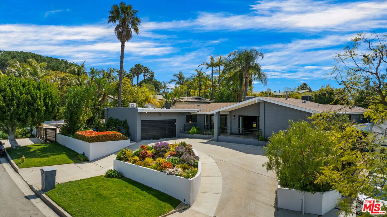 Primary Photo - 8400 Mulholland Dr