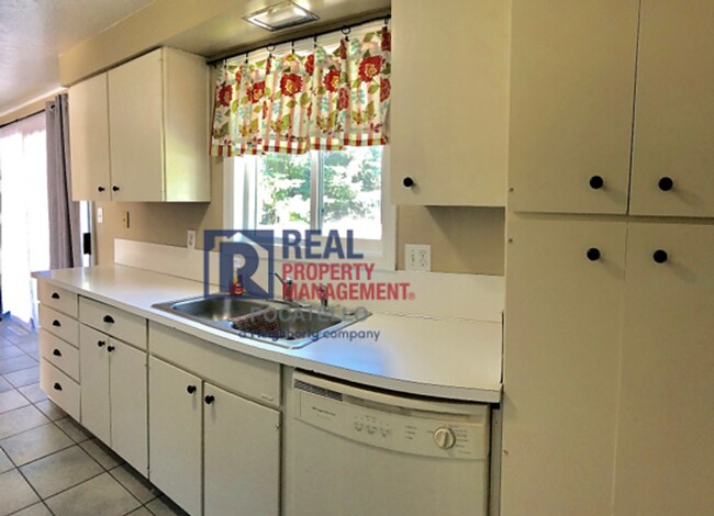 Building Photo - Amazing 5 Bedroom 2 Bathroom Home For Rent