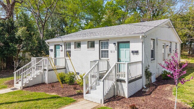 Foto del edificio - "Charming 1-Bed Gem at 509-511 Cape Ave, Raleigh – Your Cozy Retreat Awaits!"