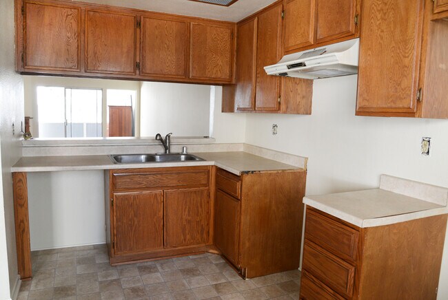 Building Photo - 628 Daisy Ave