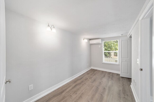 Foto del edificio - Brand New 1 Bedroom 1 Bathroom Steps away from UF! FALL 2026