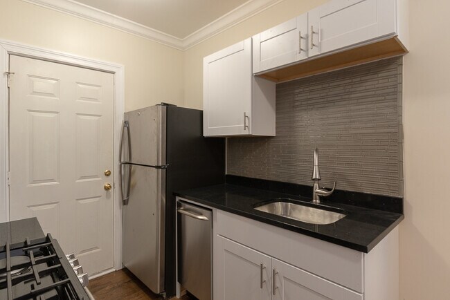 Building Photo - 3823 N Greenview Ave