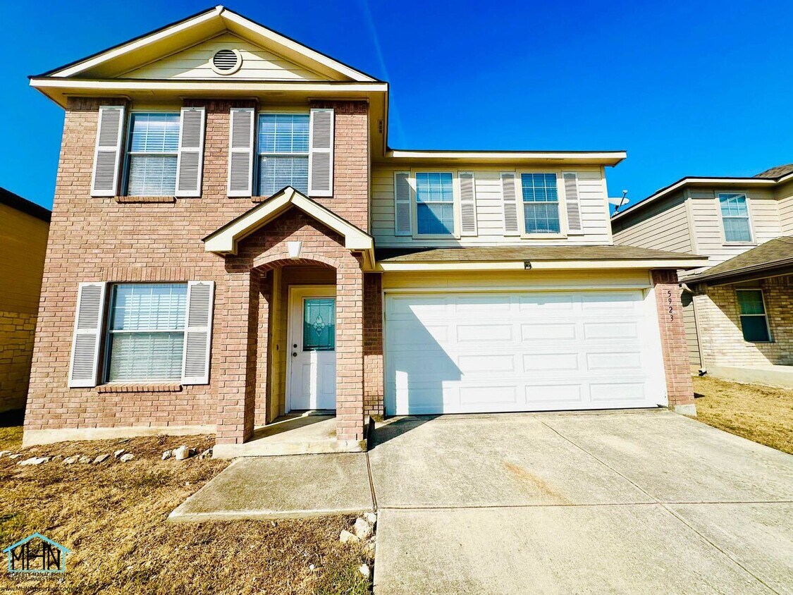 Primary Photo - Looking for space, comfort, and convenienc...