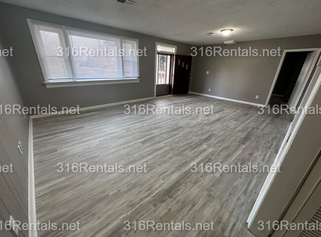 Foto del edificio - $1445 - COMING SOON! 4 bed 1 bath home - Beautiful home with new Flooring!