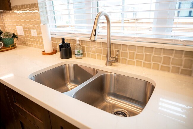 Foto del edificio - 15014 Sparrows Nest Ln