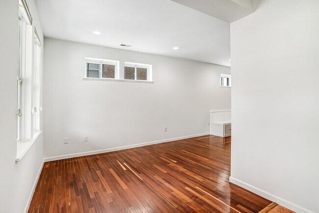 Foto del edificio - 645 Girard St NE