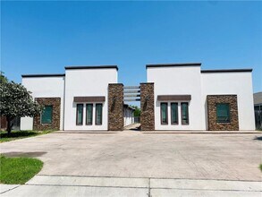 Building Photo - 207 Fig Dr