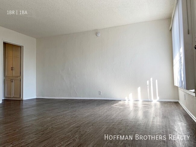 Foto del edificio - 4845 W Slauson Ave