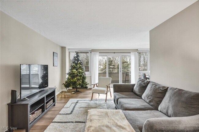 Foto del edificio - 12900 Lake Ave