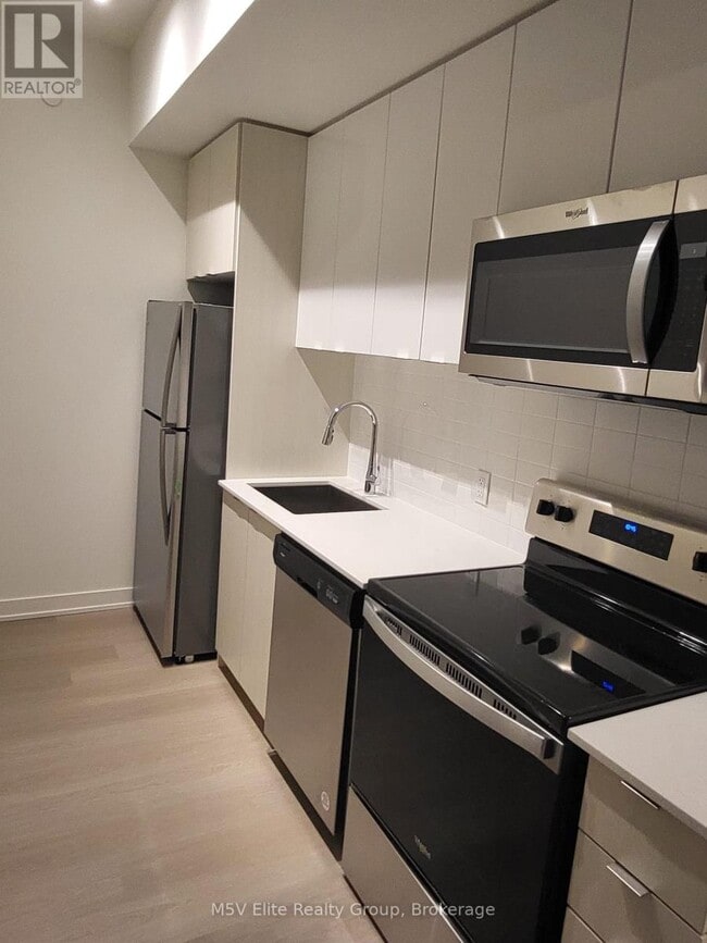 Building Photo - 859 The Queensway