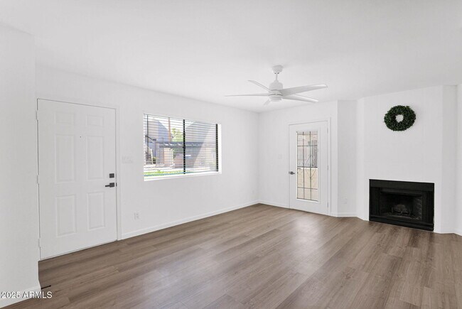 Foto del edificio - 745 N Dobson Rd