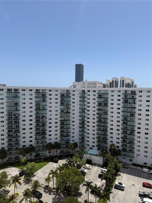 Foto del edificio - 19390 Collins Ave