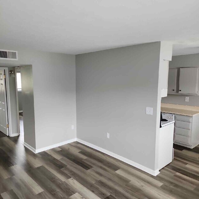 Building Photo - 4902 Saddlebrook Ln