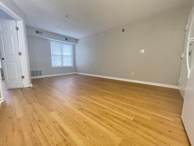 Building Photo - Newly Renovated 1B/1B Studio Condo located...