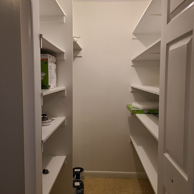 Kitchen Pantry - 14 Fleetwood Park