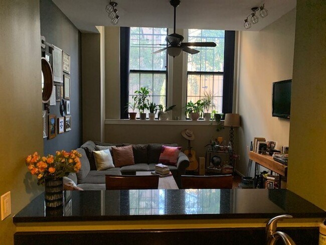 Foto del edificio - Gorgeous 2-Bedroom Condo in Old City! Free Parking Spot Included!